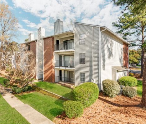 An aerial view of a church in Charleston, SC.